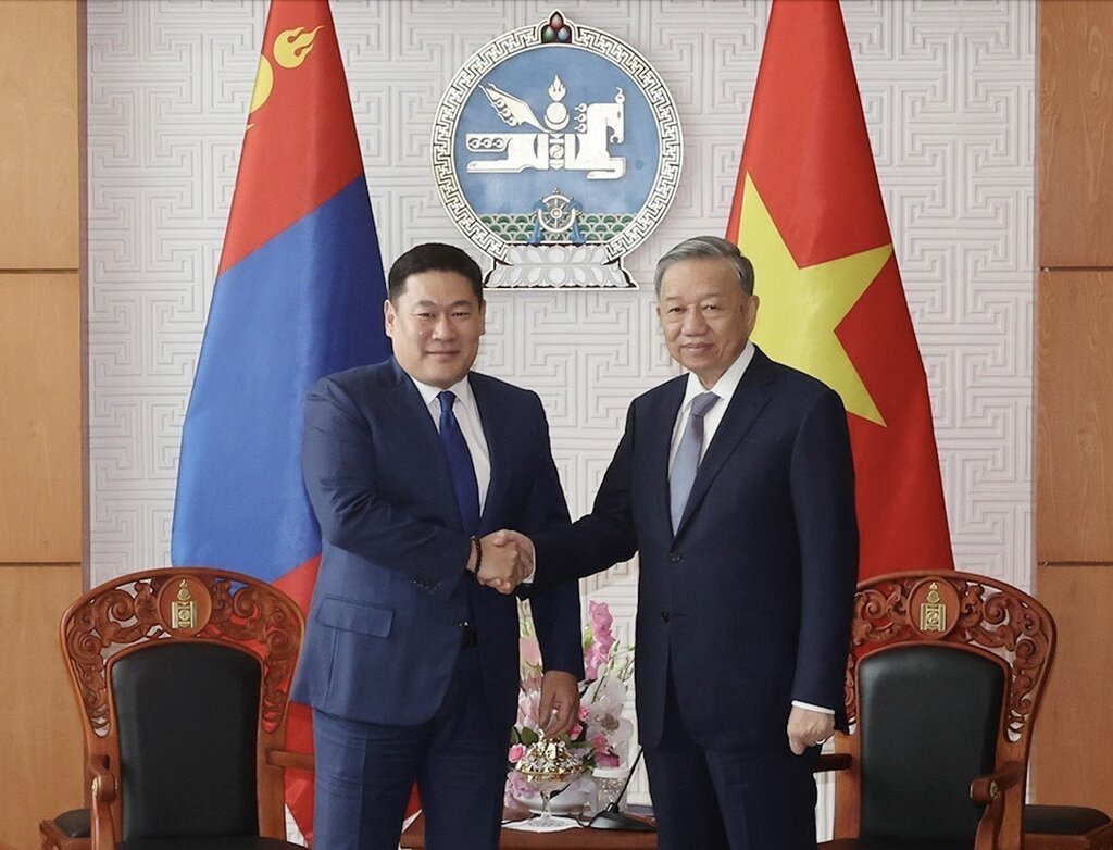 General Secretary and President To Lam and Mongolian Prime Minister Luvsannamsrain Oyun-Erdene. Photo: VNA