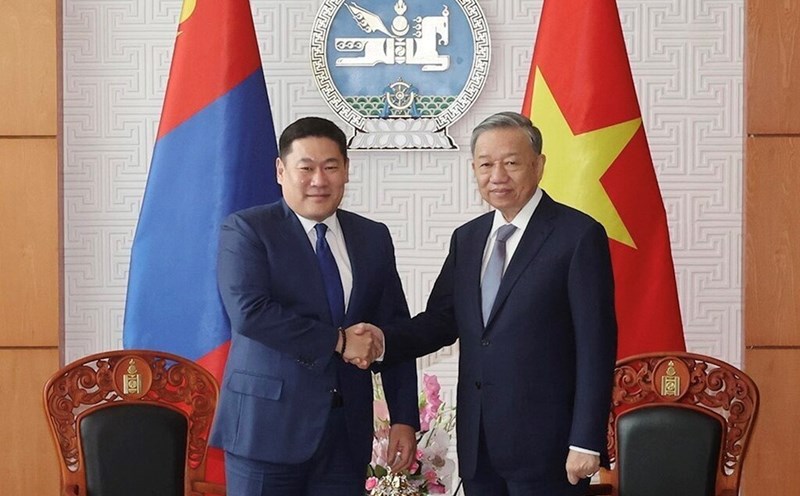 General Secretary and President To Lam and Mongolian Prime Minister Luvsannamsrain Oyun-Erdene. Photo: VNA