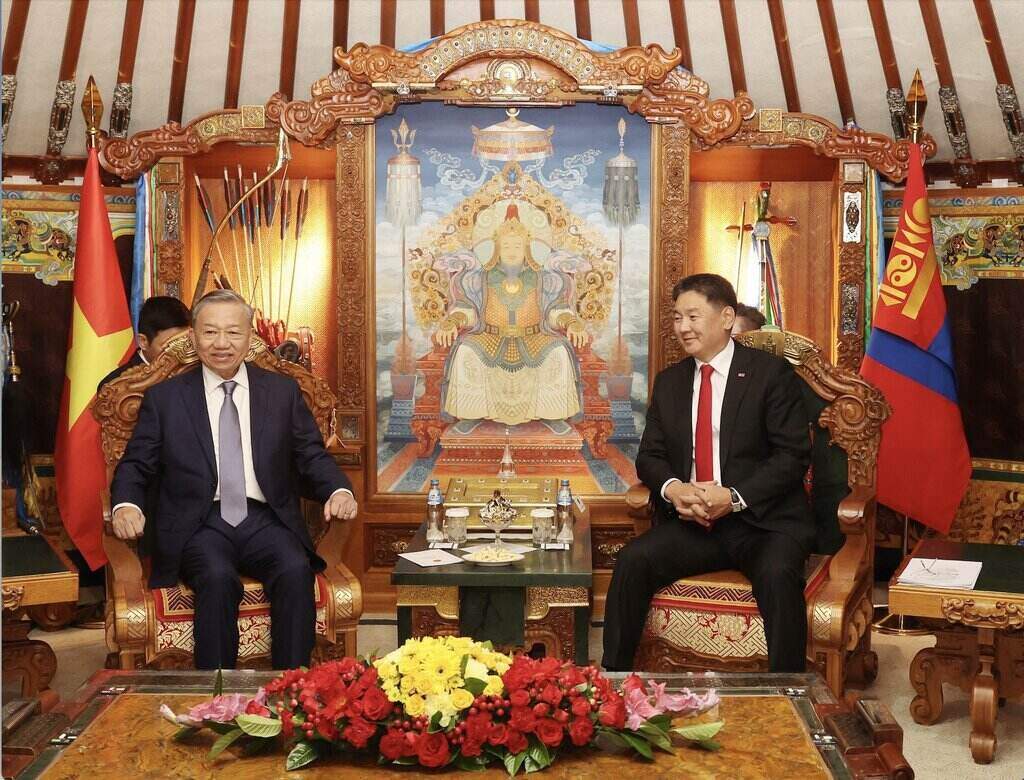 General Secretary and President To Lam met with Mongolian President Ukhnaagiin Khurelsukh at the Tent of Honor in the Mongolian State Palace. Photo: VNA
