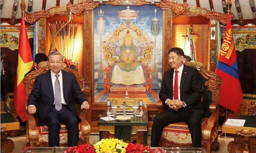 Tổng Bí thư, Chủ tịch nước Tô Lâm gặp hẹp Tổng thống Mông Cổ Ukhnaagiin Khurelsukh tại Nhà lều danh dự trong Cung Nhà nước Mông Cổ. Ảnh: TTXVN