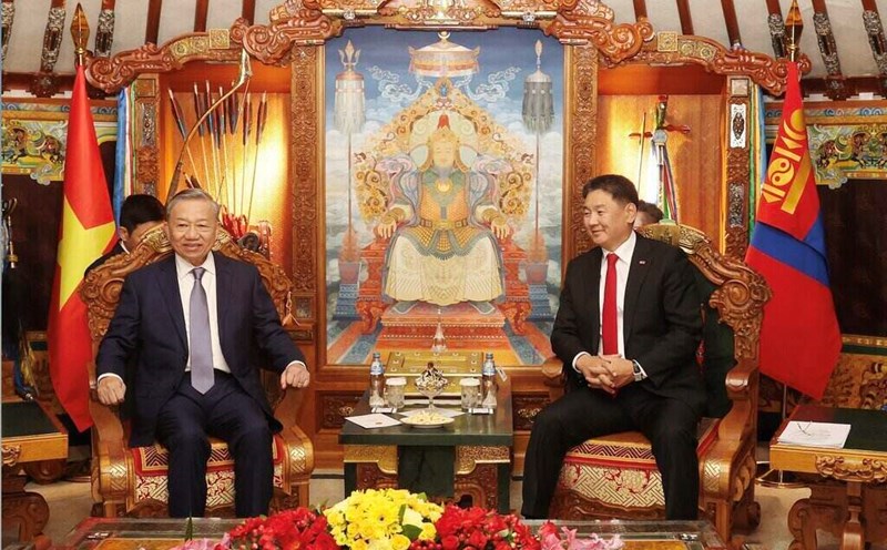 General Secretary and President To Lam met with Mongolian President Ukhnaagiin Khurelsukh at the Tent of Honor in the Mongolian State Palace. Photo: VNA