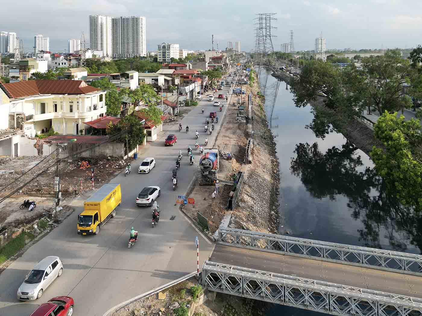 Truoc do, co quan chuc nang cung da tien hanh di doi hang tram cay xanh tren duong Tam Trinh (doan ven song) de phuc vu thi cong mo rong du an. Anh: Huu Chanh