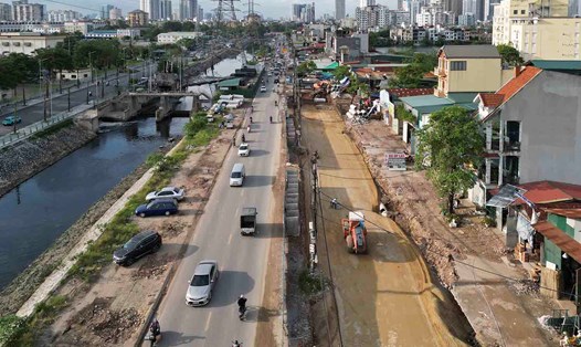 Đường Tam Trinh (quận Hoàng Mai, Hà Nội) bắt đầu được triển khai thi công mở rộng. Ảnh: Hữu Chánh