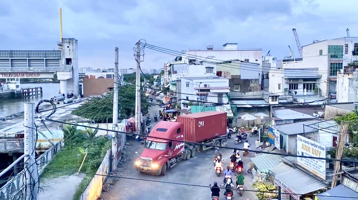 Đường Trần Xuân Soạn sắp được nâng lên mức 2,1m để ứng phó tình trạng ngập úng, khắc phục những đoạn hư hỏng trên tuyến đường. Ảnh: Như Quỳnh