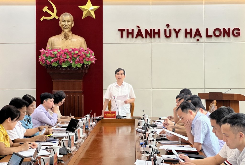 The Standing Committee of Ha Long City met, listened to and gave opinions on the progress of disbursement of public investment capital in 2024 on the afternoon of September 30. Photo: Hoang Nga