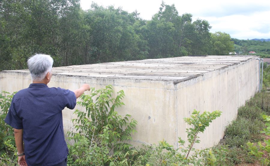 Hạng mục bể chứa nước thuộc dự án Ba Hồ - Bản Chùa xây sai vị trí, chưa sử dụng đã bị hỏng. Đơn vị thi công đang xây dựng lại hạng mục này, nhưng chưa hoàn thành. Ảnh: Hưng Thơ