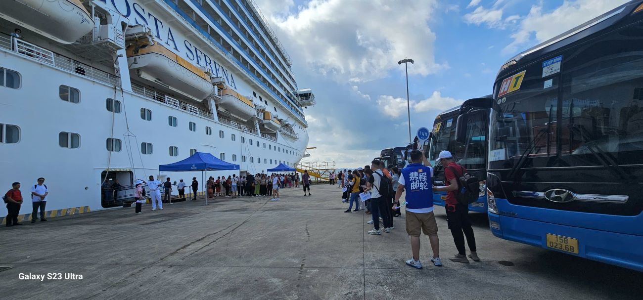 Siêu du thuyền Costa Serena đưa gần 3.500 du khách quốc tế cập Cảng tàu khách quốc tế Hạ Long, vịnh Hạ Long ngày 30.9.2024. Ảnh: Nguyễn Hùng 