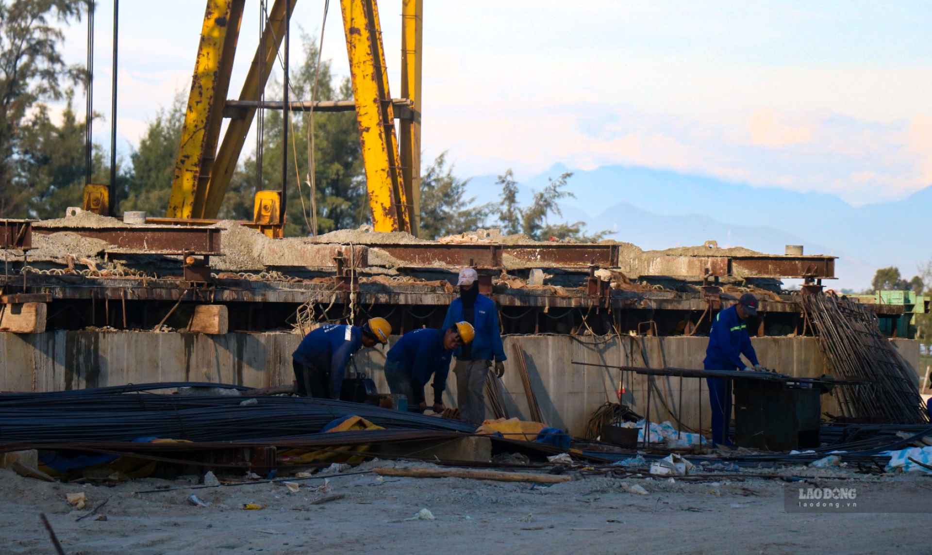 According to Lao Dong Newspaper reporters at the construction site of the Thuan An seaport overpass, there are many workers busy and enthusiastic about the project. In addition to human resources, a lot of machinery and equipment are also mobilized to ensure the progress of the project.