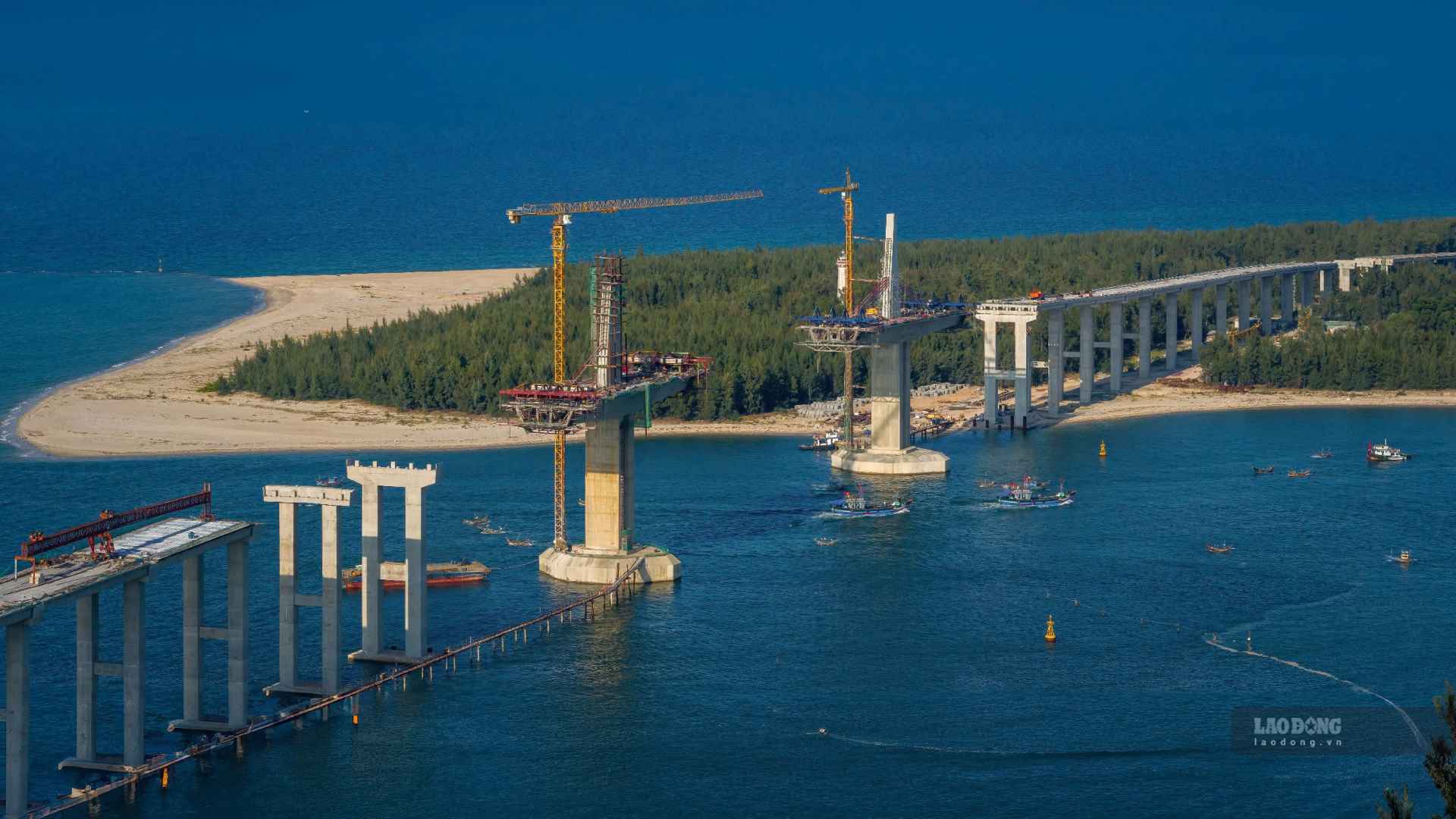 The report of the Project Management Board for Traffic Construction Investment in Thua Thien Hue province said that the construction unit has completed most of the bored piles, pier bases, beams, etc. The total value of construction and installation has been implemented at 2,088.482 billion VND, reaching about 66.67%.