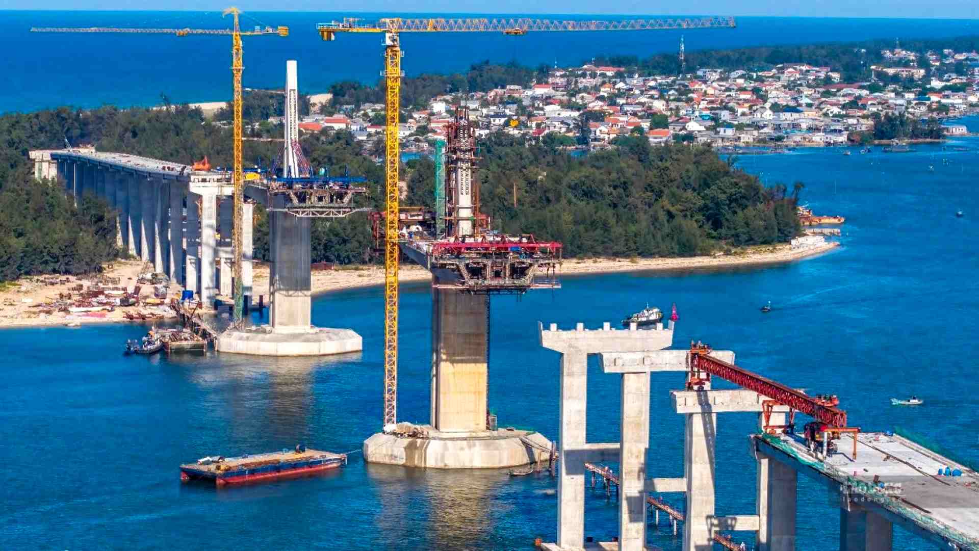 The Project Management Board said that the next construction plan is to complete all T50 piers. Cast 33 more Super T girders and complete the installation of 326/326 girders. Complete the concrete of the bridge deck, railings... the estimated construction value in 2024 is 700 billion VND.