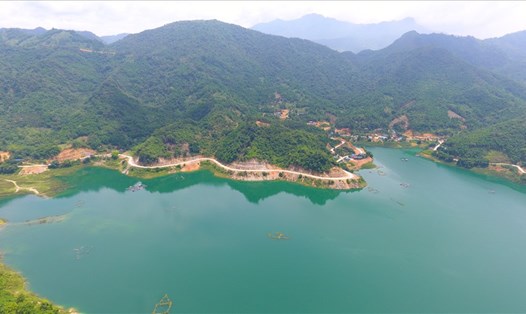 Dự kiến tuyến cao tốc Hoà Bình - Mộc Châu sẽ đi qua vùng lòng hồ Hoà Bình. Ảnh: Minh Nguyễn