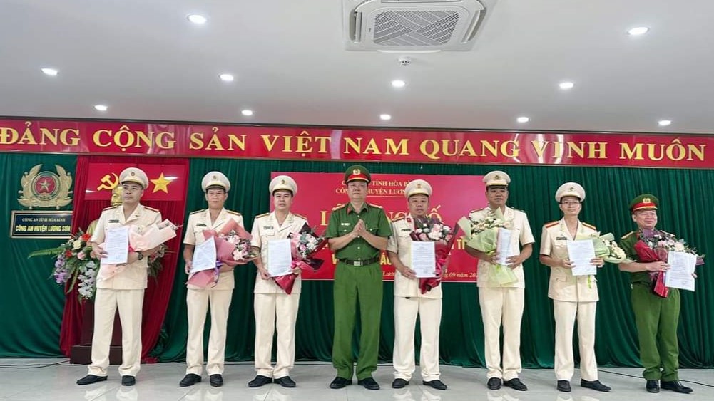 7 cán bộ lãnh đạo các đơn vị Công an huyện Lương Sơn được điều động, bổ nhiệm. Ảnh: Công an huyện Lương Sơn 