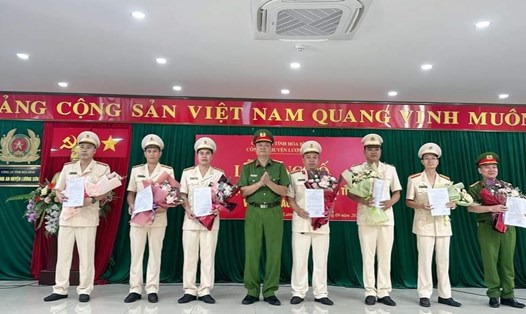 7 cán bộ lãnh đạo các đơn vị Công an huyện Lương Sơn được điều động, bổ nhiệm. Ảnh: Công an huyện Lương Sơn