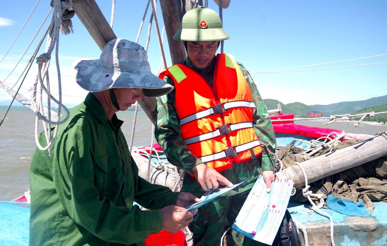 Bộ đội Biên phòng tỉnh Quảng Bình tuyên truyền đến các tàu cá đảm bảo cho việc khai thác thủy, hải sản đúng quy định. Ảnh: Bộ đội Biên phòng