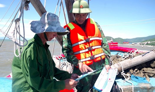 Bộ đội Biên phòng tỉnh Quảng Bình tuyên truyền đến các tàu cá đảm bảo cho việc khai thác thủy, hải sản đúng quy định. Ảnh: Bộ đội Biên phòng