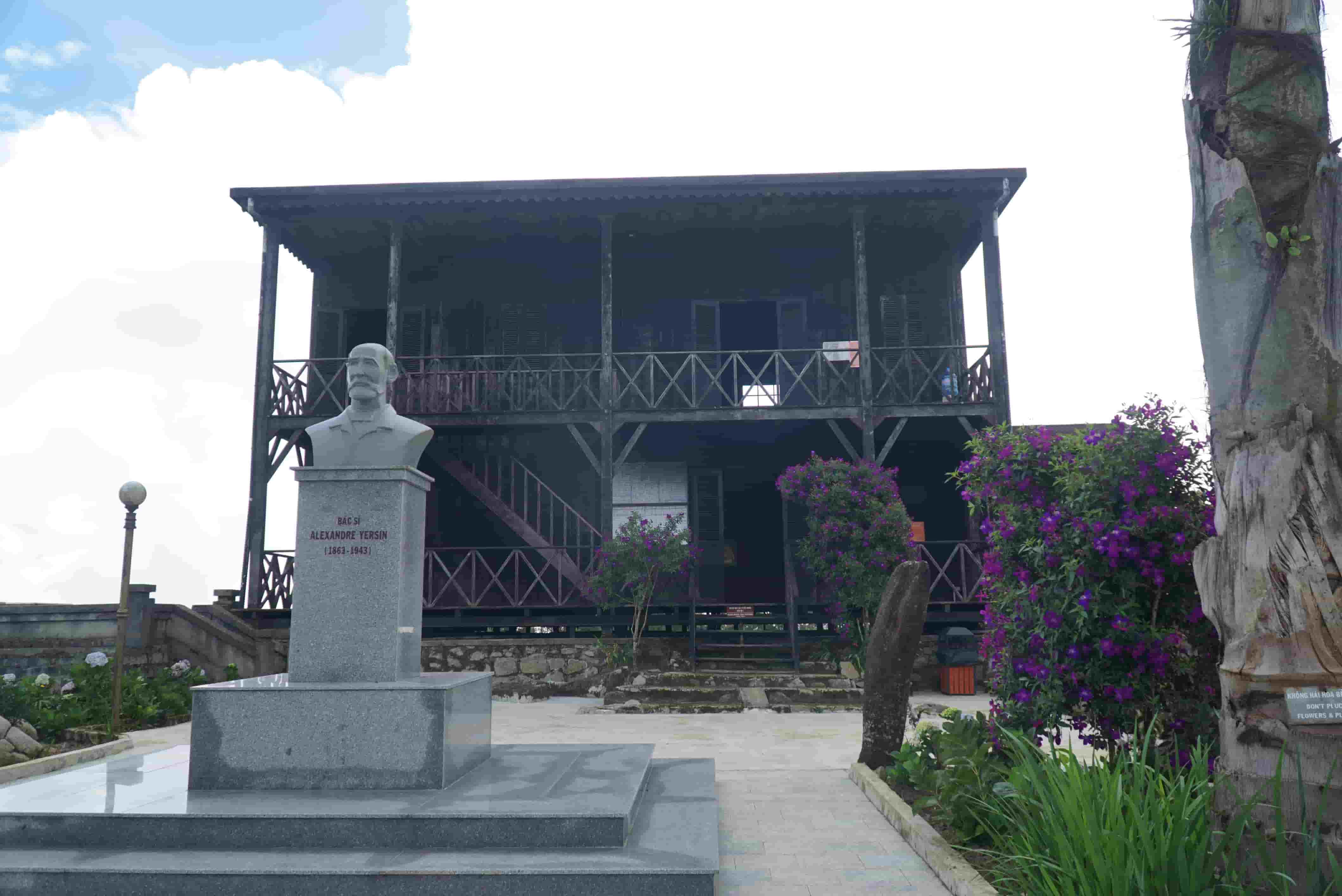 The workplace of Dr. Alexandre Yersin was built about 100 years ago, on a mountain over 1,500 m high. The house is located on Hon Ba mountain in Suoi Cat commune (Cam Lam district), about 60 km from Nha Trang city, Khanh Hoa.