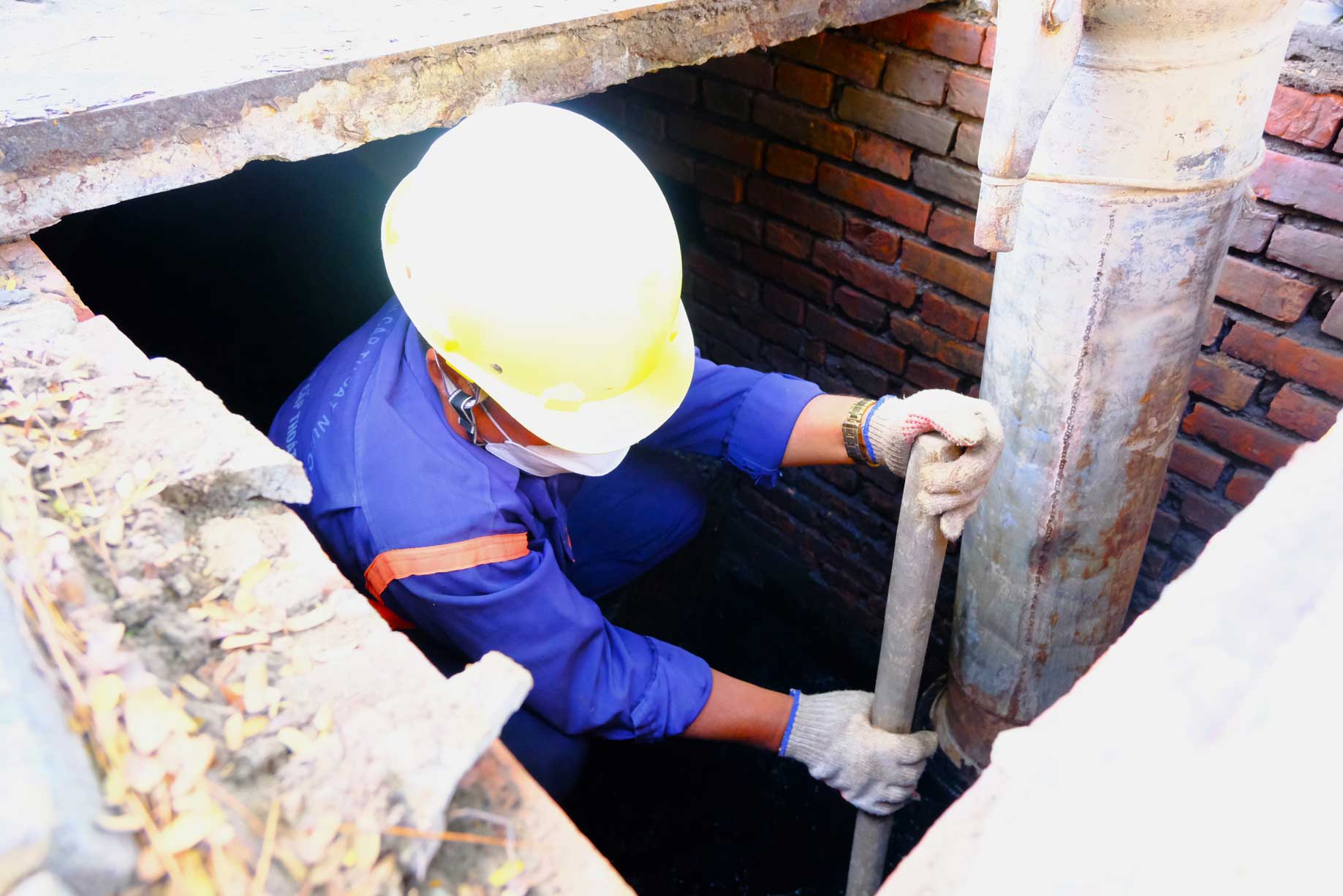 Người lao động làm việc trong môi trường độc hại, nguy hiểm sẽ được nghỉ hưu sớm. Ảnh: Phương Ly