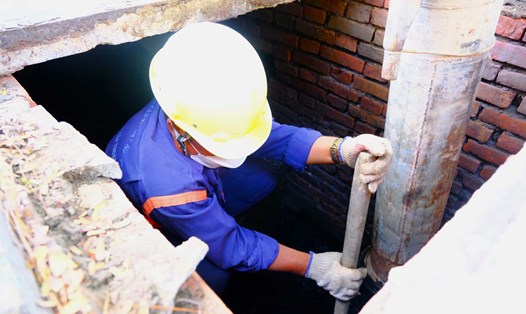 Người lao động làm việc trong môi trường độc hại, nguy hiểm sẽ được nghỉ hưu sớm. Ảnh: Phương Ly