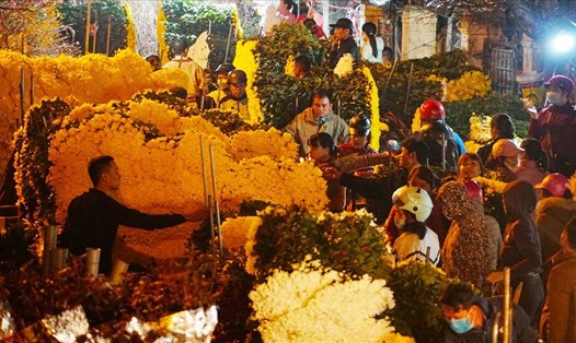 Chợ hoa Quảng Bá sáng sớm ngày Rằm tháng Chạp. Ảnh: Tạ Quang