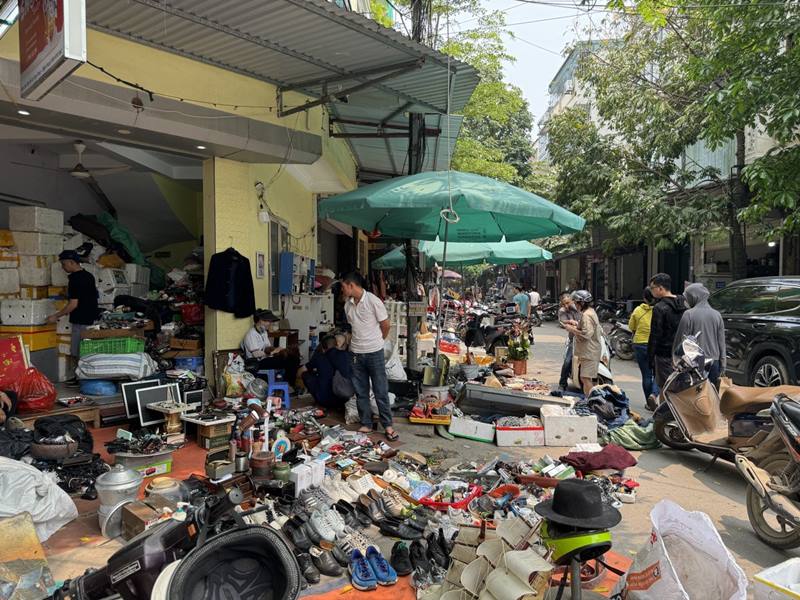 Van Phuc second-hand market has countless second-hand items for sale in houses and on the sidewalks. Photo: Linh Boo