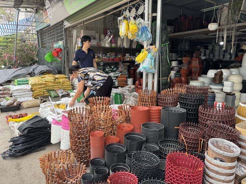 The market also sells fertilizers, baskets, and plant pots. Photo: Linh Boo