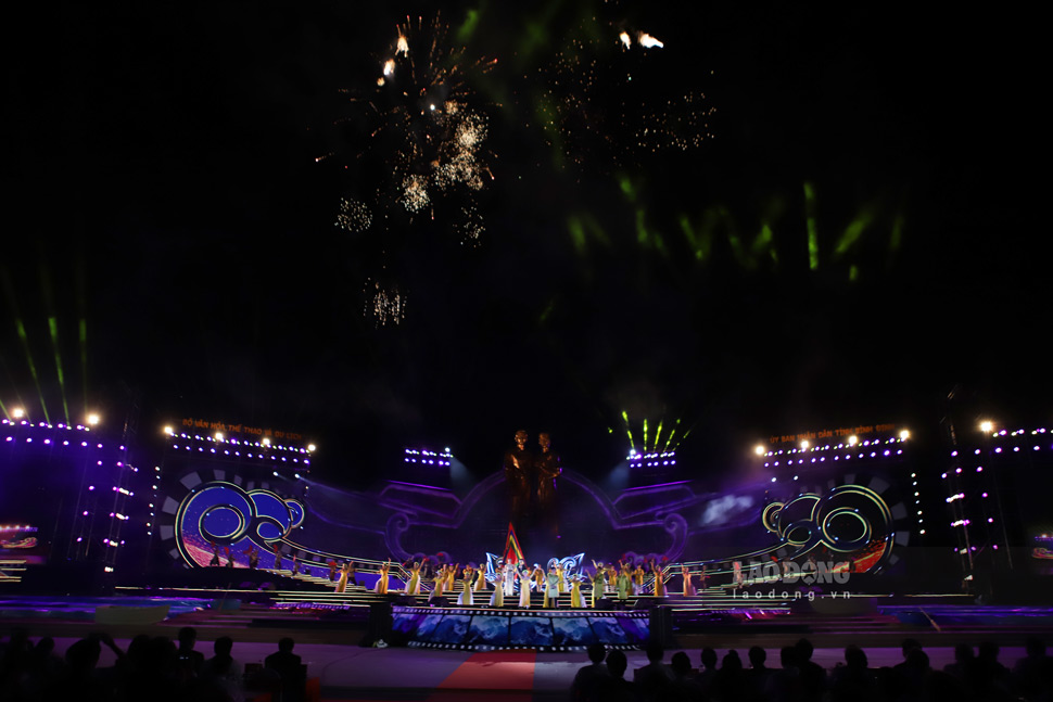 Chương trình Đại nhạc hội "Đôi cánh diệu kỳ" tại Quảng trường Nguyễn Tất Thành (TP Quy Nhơn, Bình Định) thu hút đông đảo khách đến tham dự. Ảnh: Hoài Luân