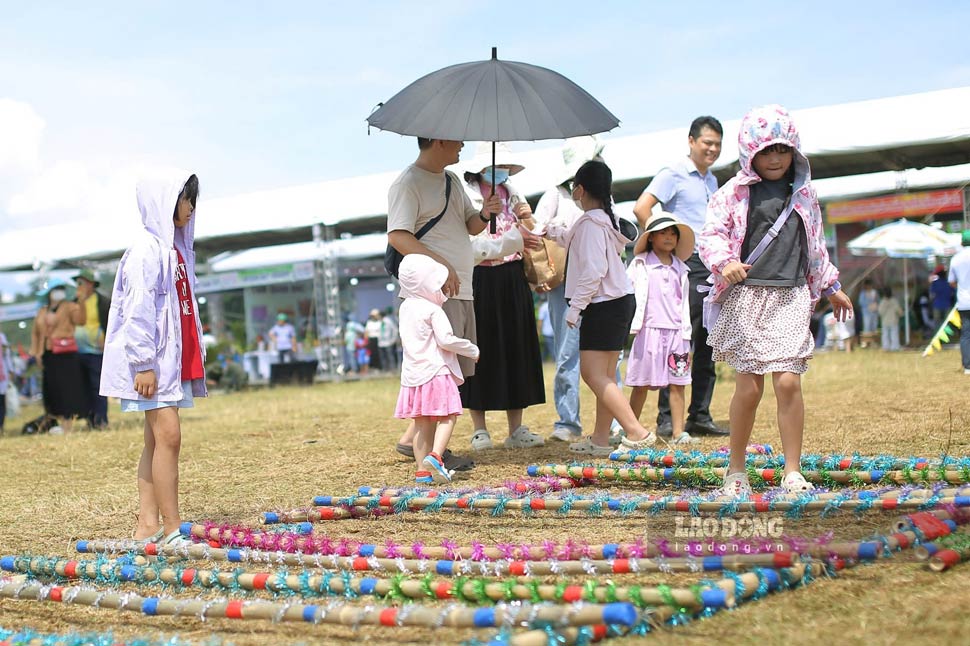 Nhiều trẻ em thích thú tham gia trò chơi nhảy sạp tại Ngày hội Du lịch “La Vuông - Cao nguyên xanh vẫy gọi“. Ảnh: Hoài Luân