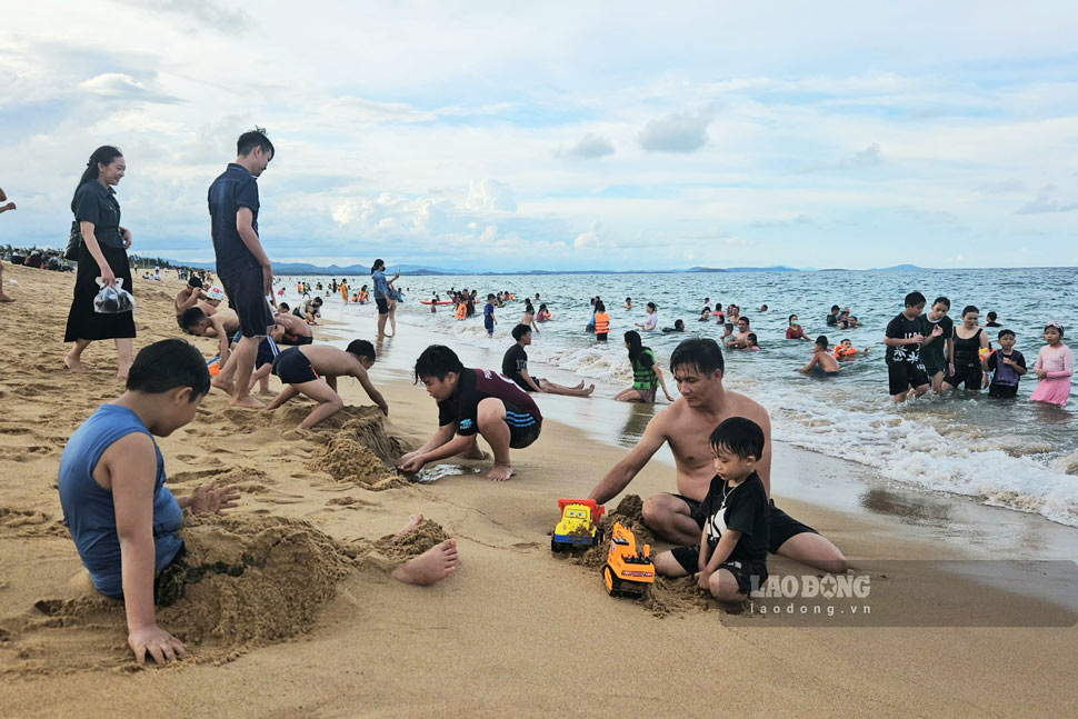 Người dân, du khách tắm biển TP Tuy Hòa (Phú Yên) dịp lễ 2.9. Ảnh: Hoài Luân