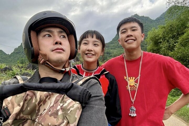 Các diễn viên Vương Anh Ole, Thu Hà Ceri và Long Vũ trong phim "Đi giữa trời rực rỡ". Ảnh: Nghệ sĩ cung cấp