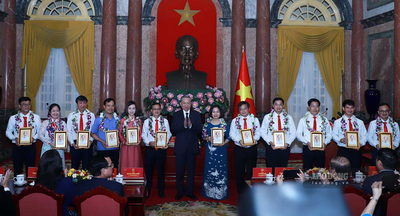 General Secretary and President To Lam presented souvenirs to delegates.