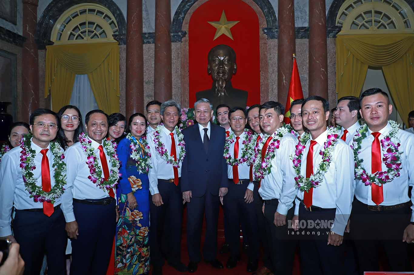 General Secretary and President To Lam took a souvenir photo with delegates. The meeting with officials, civil servants, public employees and workers “Good advice, good service” organized by the Vietnam Civil Servants’ Trade Union took place successfully.