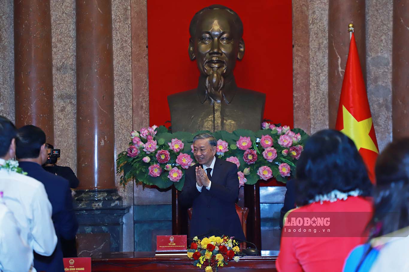 To be honored to be present to report to the General Secretary and President today, the Vietnam Civil Servants' Trade Union and 150 typical examples have gone through a journey of months of effort and struggle, all for the benefit of the people, for the glorious Party and the eternal nation.