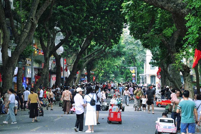 On September 2, Hoan Kiem Lake walking street (Hanoi) was packed with people coming to have fun and stroll around. Photo: Viet Anh