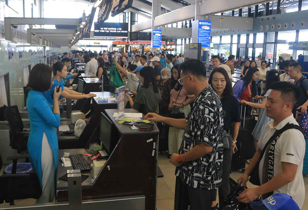 The check-in areas of airlines were packed with passengers queuing up to check in on August 30, ahead of the National Day holiday on September 2. Photo: Khanh An