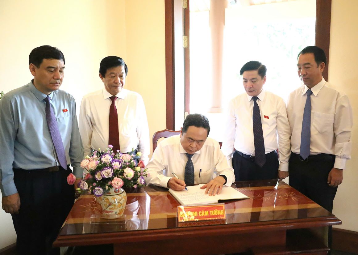 National Assembly Chairman Tran Thanh Man writes in the guest book. Photo: Ta Quang