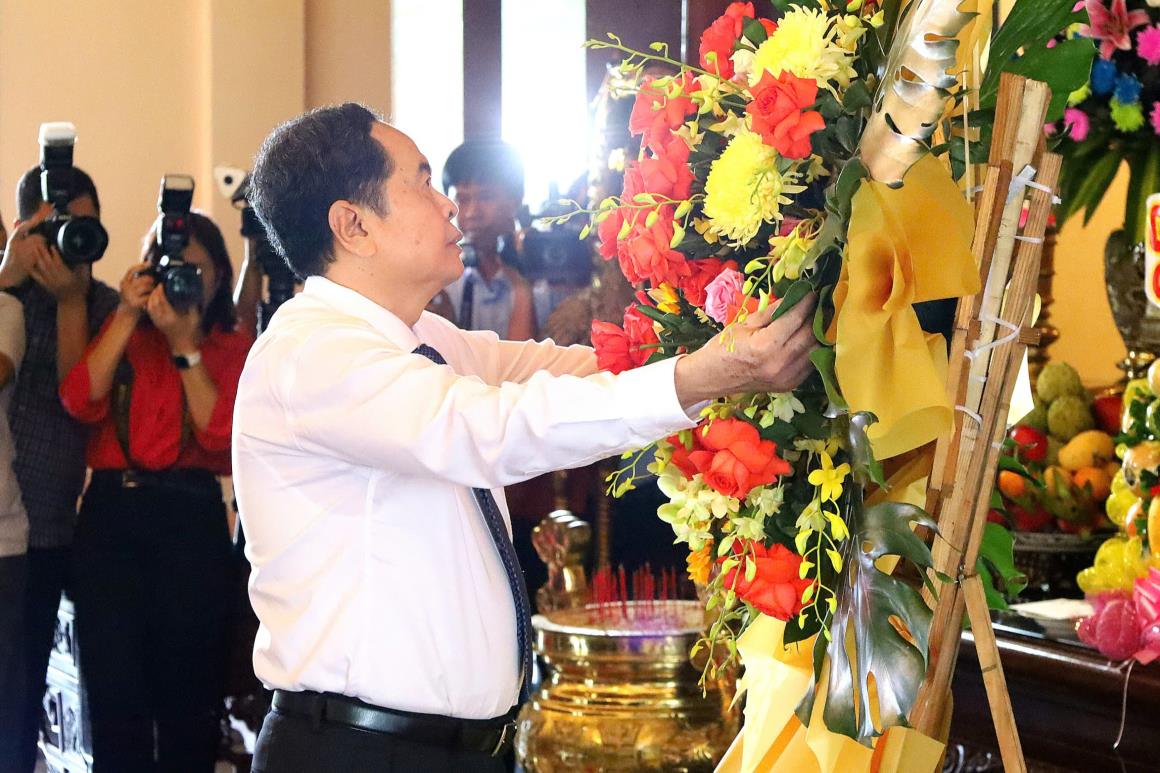 National Assembly Chairman Tran Thanh Man offers flowers at the Memorial Site of Prime Minister Vo Van Kiet. Photo: Ta Quang