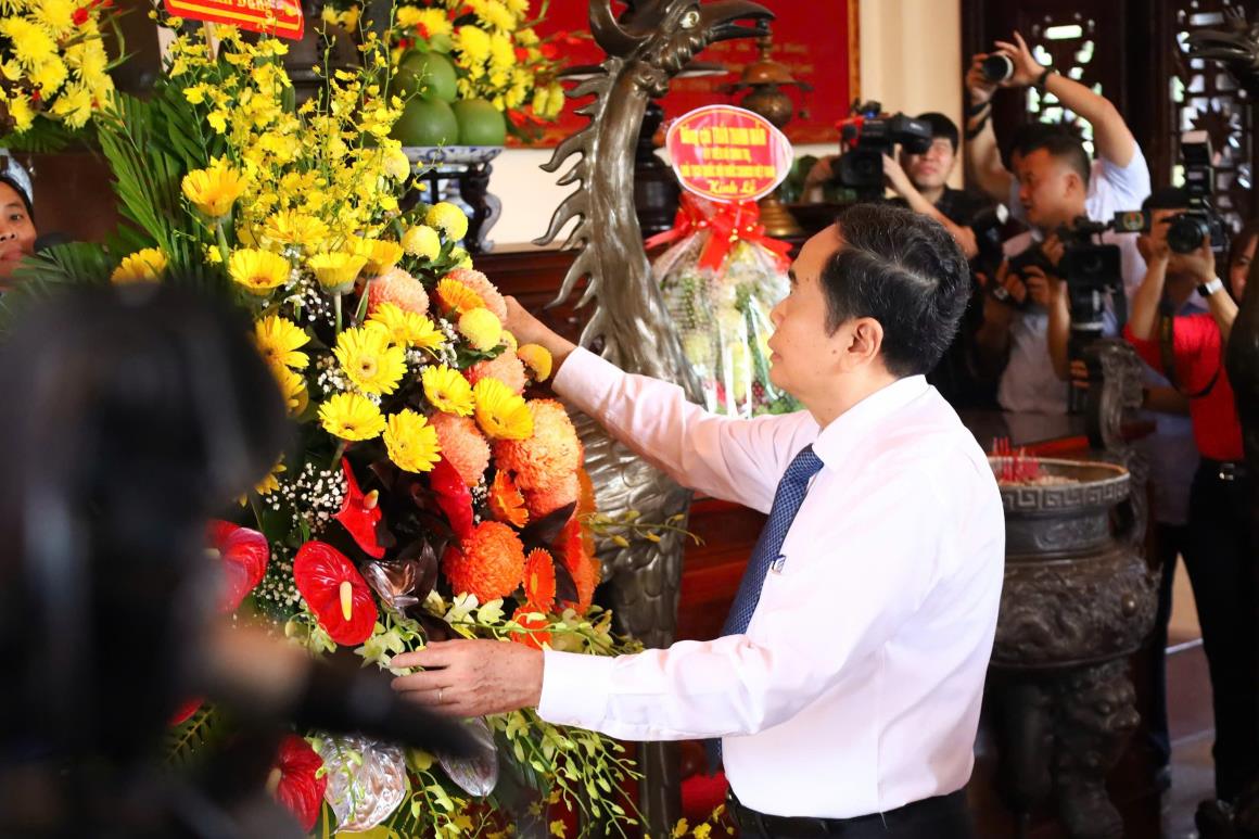 National Assembly Chairman Tran Thanh Man offers flowers at the Memorial Site of Chairman of the Council of Ministers Pham Hung. Photo: Ta Quang