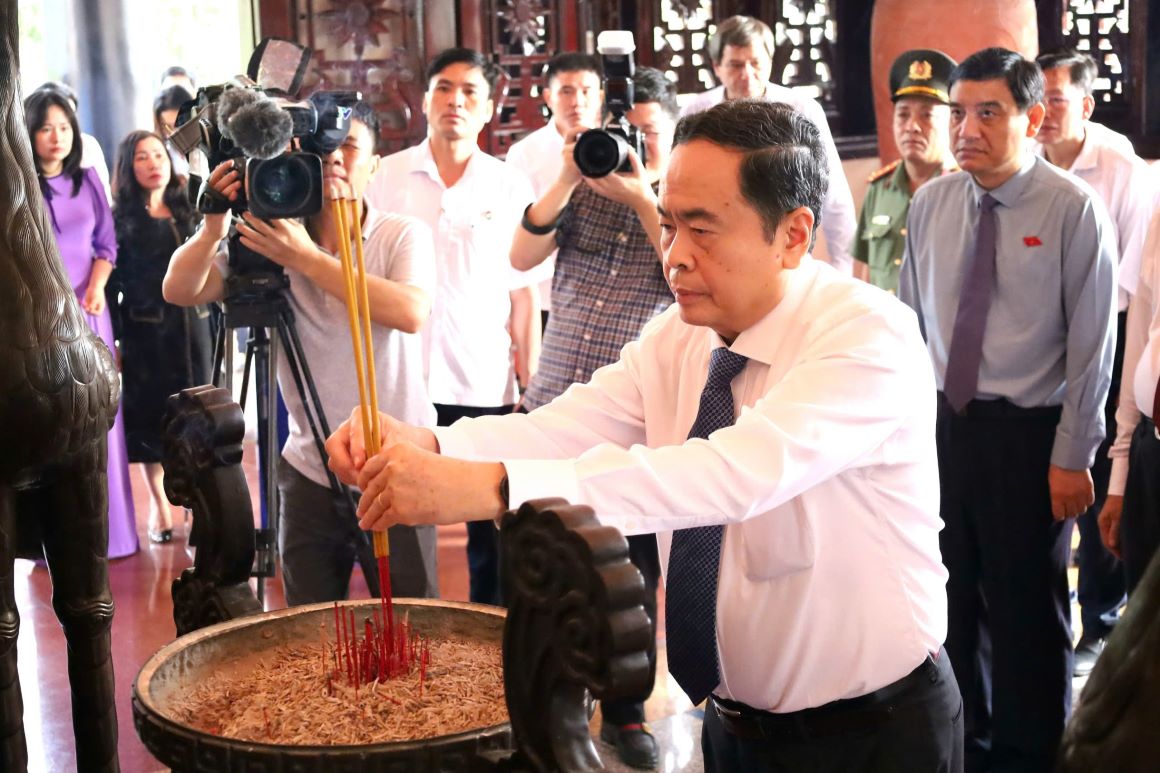 Chủ tịch Quốc hội Trần Thanh Mẫn cùng đoàn công tác đã đến dâng hương tại tỉnh Vĩnh Long.