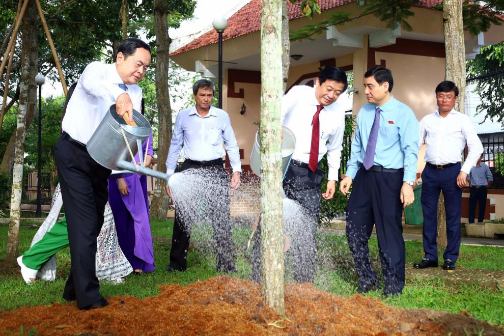 National Assembly Chairman Tran Thanh Man plants a tree at the Memorial Site of Chairman of the Council of Ministers Pham Hung. Photo: Ta Quang