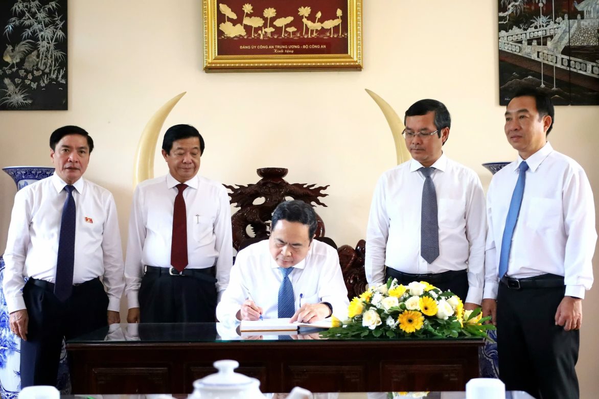 National Assembly Chairman Tran Thanh Man writes in the guest book. Photo: Ta Quang