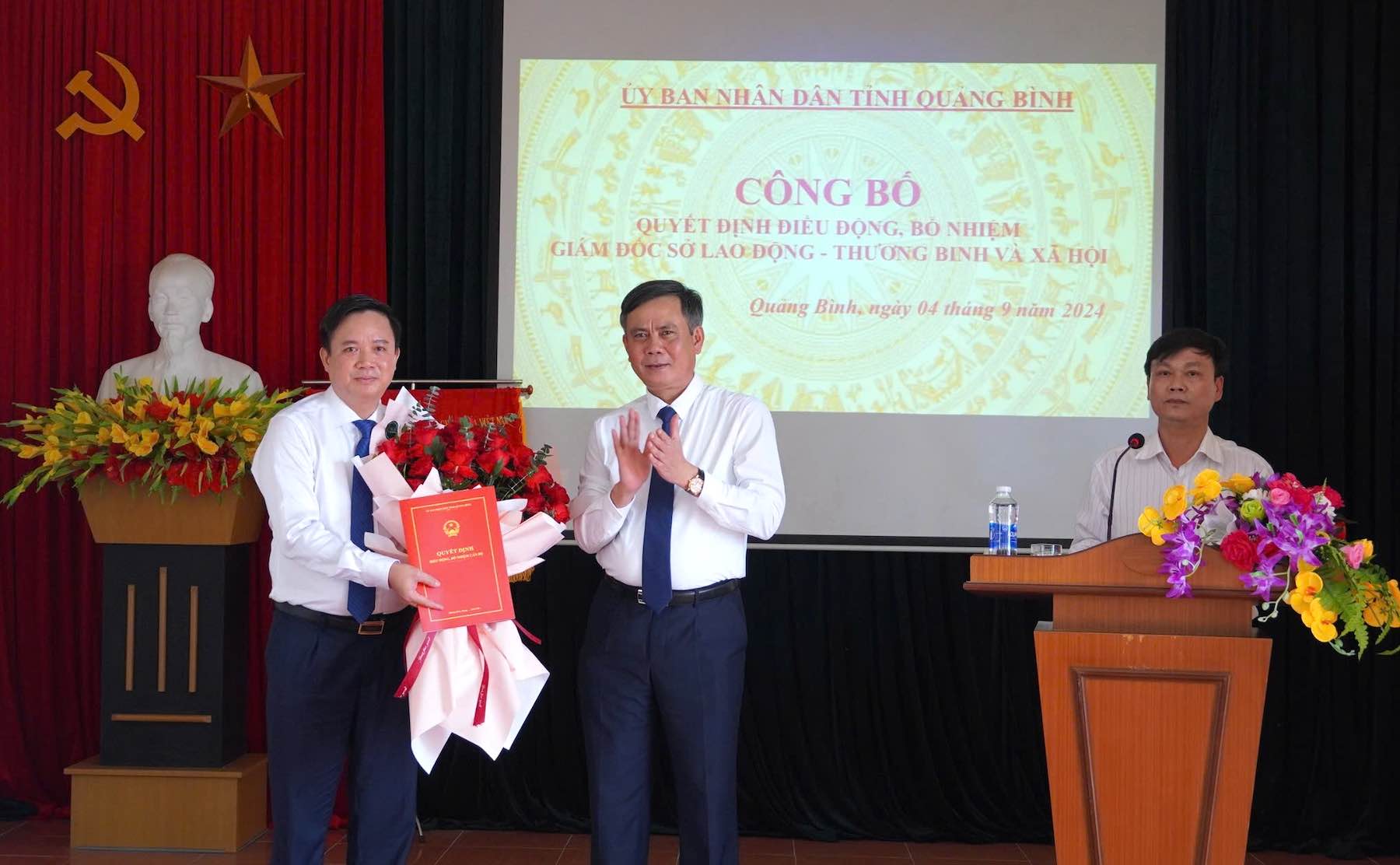 Ông Trần Thắng - Chủ tịch UBND tỉnh Quảng Bình trao quyết định Giám đốc Sở LĐTBXH tỉnh cho ông Phạm Tiến Nam. Ảnh: T. Hoàng