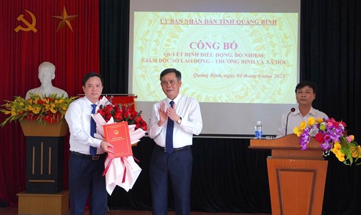 Ông Trần Thắng - Chủ tịch UBND tỉnh Quảng Bình trao quyết định Giám đốc Sở LĐTBXH tỉnh cho ông Phạm Tiến Nam. Ảnh: T. Hoàng
