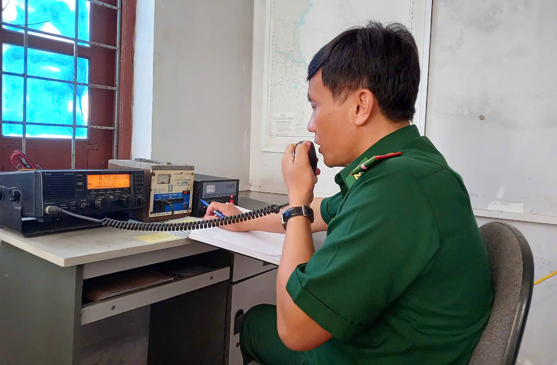 Bộ đội Biên phòng tỉnh Quảng Bình kêu gọi tàu thuyền tránh, trú bão số 3. Ảnh: Bộ đội Biên phòng