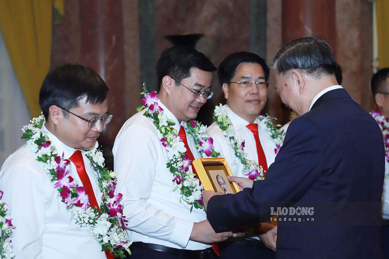 General Secretary and President To Lam presents souvenirs to delegates. Photo: To The