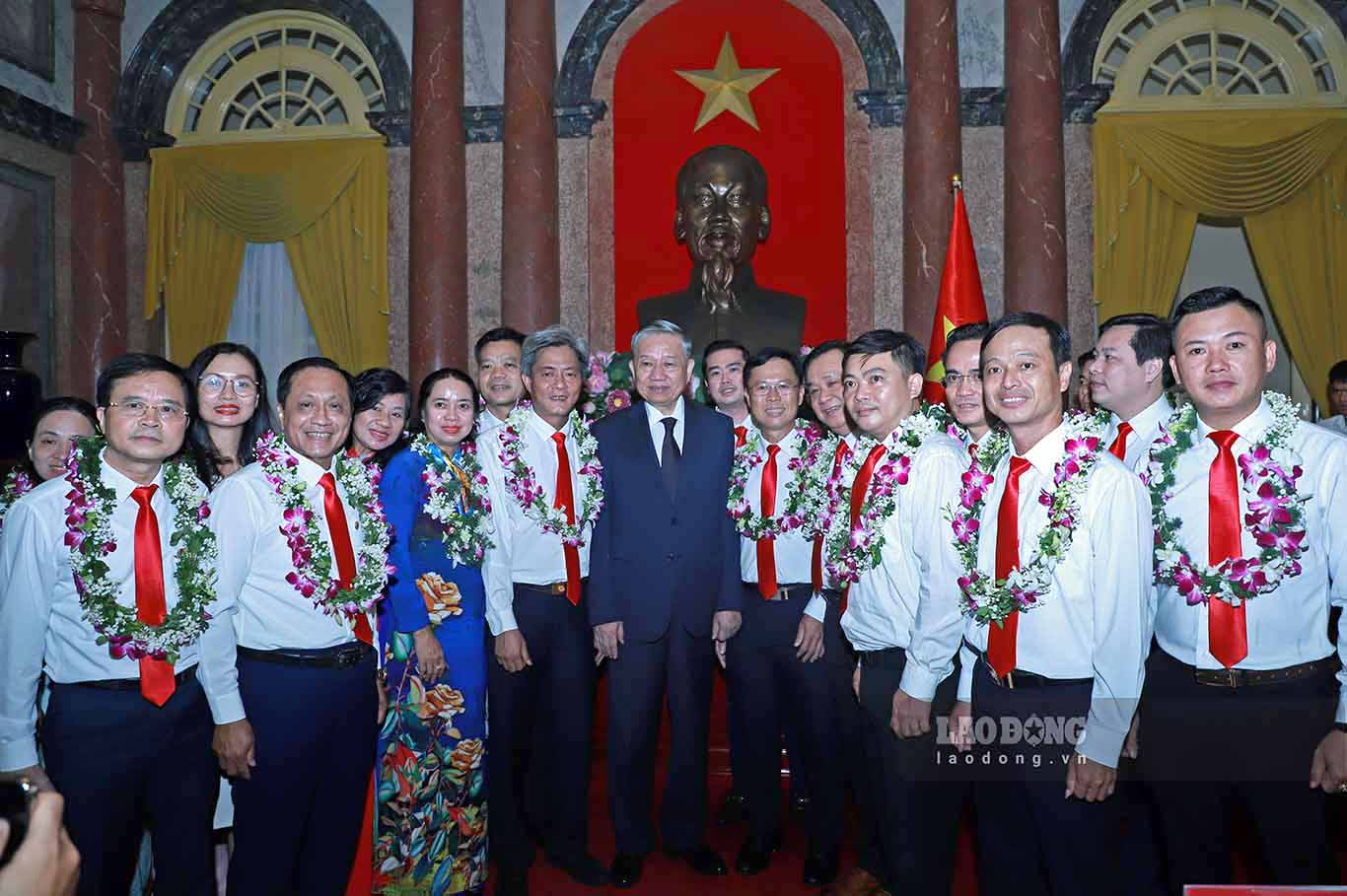 General Secretary and President To Lam took a souvenir photo with delegates. Photo: To The