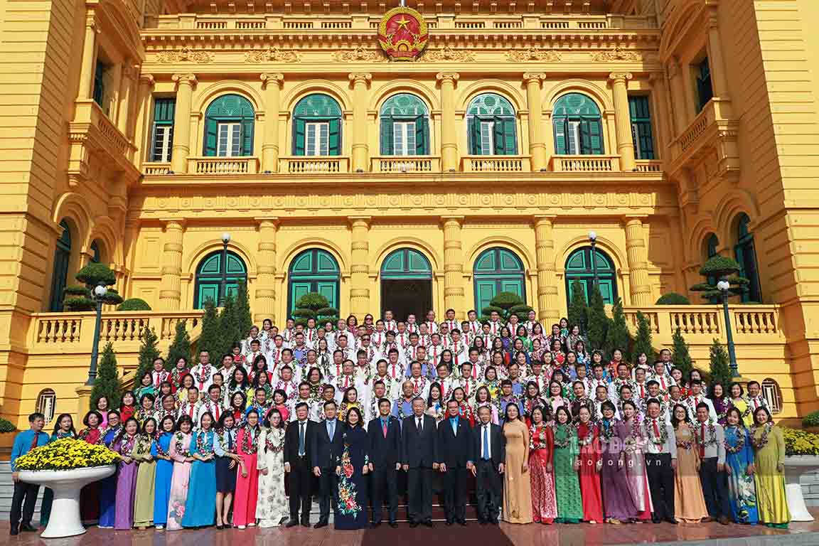 General Secretary and President To Lam takes a souvenir photo with delegates at the lobby of the Presidential Palace. Photo: To The