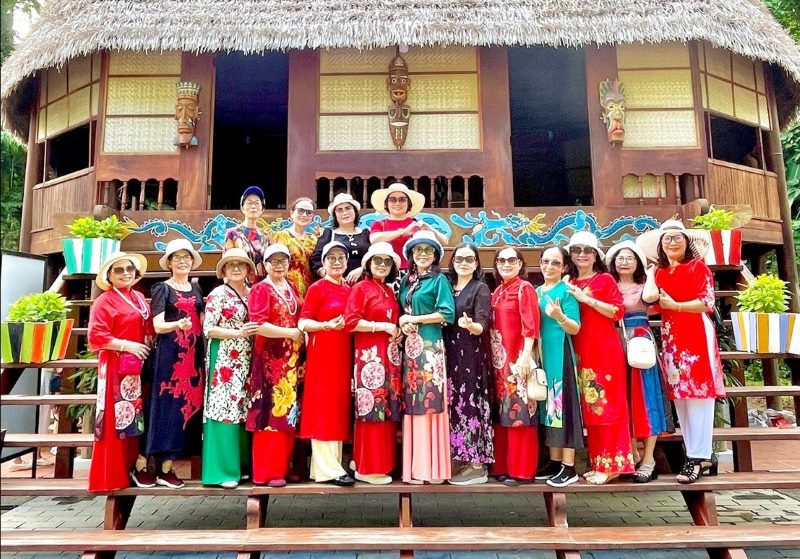 Du khách tham quan khu du lịch Cổng trời Đông Giang, Quảng Nam. Ảnh ĐVCC