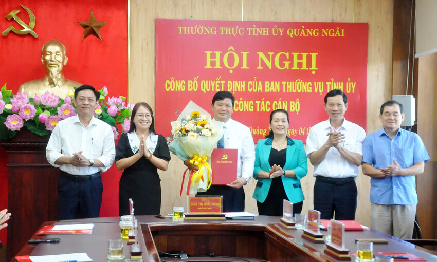 Ông Bùi Đức Thọ (đứng thứ 3 từ trái sang) được bổ nhiệm giữ chức Phó Trưởng ban Dân vận Tỉnh ủy Quảng Ngãi. Ảnh: Viên Nguyễn