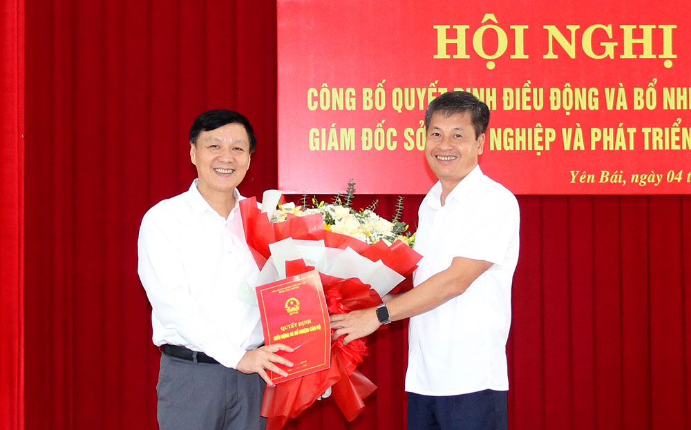 Vice Chairman of Yen Bai Provincial People's Committee Ngo Hanh Phuc presented flowers, presented the Decision and congratulated the new Director of the Department of Agriculture and Rural Development. Photo: DVCC