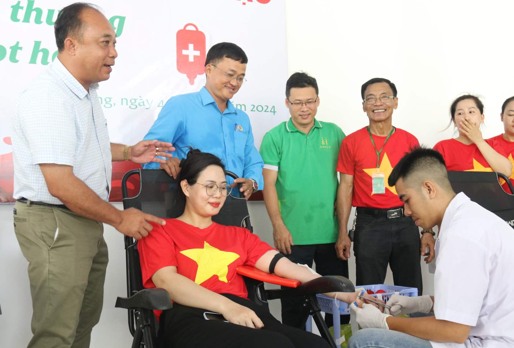 Lãnh đạo Công ty D&T Group cùng Công đoàn động viên đoàn viên, NLĐ tham gia hiến máu tình nguyện. Ảnh: Phương Linh